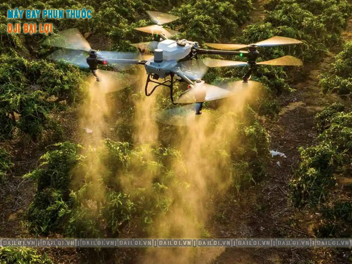 Giá máy bay phun thuốc chạy xăng và pin khác nhau thế nào?
