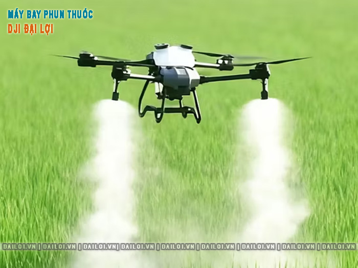 So sánh hiệu suất máy bay phun thuốc chạy xăng và dùng pin