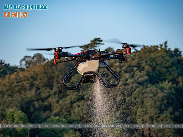 So sánh hiệu suất máy bay phun thuốc chạy xăng và dùng pin