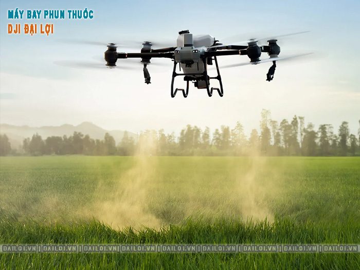 So sánh máy bay phun thuốc Yamaha và DJI về giá, hiệu suất