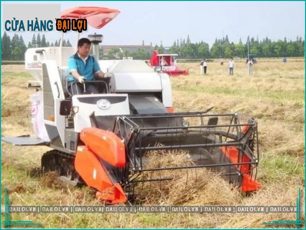 Máy gặt đập liên hợp có nguồn gốc từ Nhật Bản
