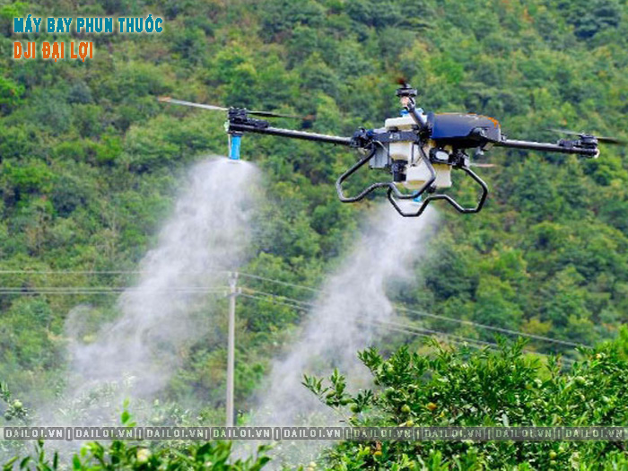 Máy bay không người lái phun thuốc và rải phân có tốt không?